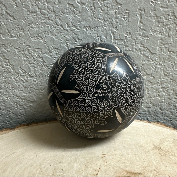 Mata Ortiz Pottery Heriberto Ledezema 
Hand Made 
Hand Painted 
Hand Etched Rare - Picture 6 of 9